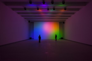 Stanza illuminata con luci di vari colori con due persone all'interno