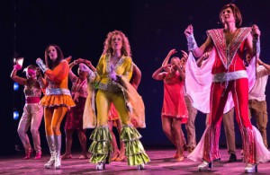 attori con costumi di scena durante un musical