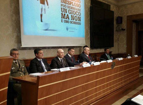 tavolo dei relatori di un convegno