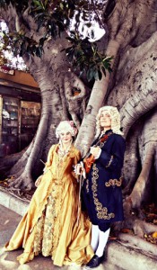 una coppia in costume ottocentesco