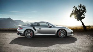 Una Porsche 911 grigio argento