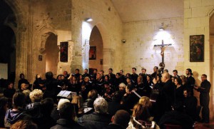 un coro mentre si esibisce in un chiostro