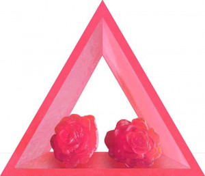 triangolo rosa scuro con al centro due rose finte dello stesso colore