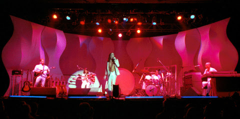 una band durante uno spettacolo