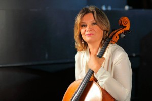 una donna che imbraccia un violoncello