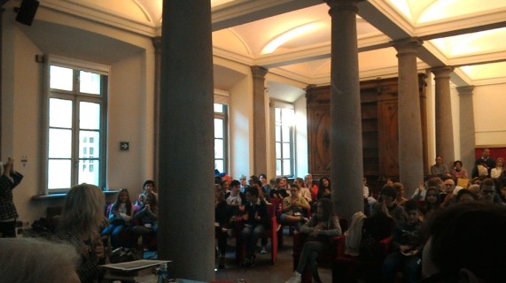 pubblico che assiste a un evento