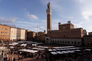 mercato in piazza del campo a siena