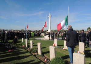 un cimitero con bandiere italiane
