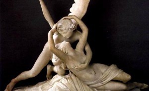 statua raffigurante amore e psiche che si abbracciano