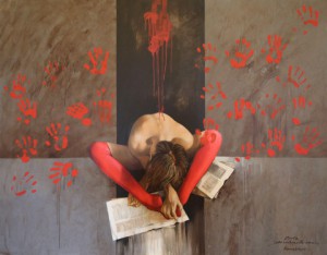 quadro raffigurante una donna rannacchiata davanti a dei fogli con le gambe tinte di rosso e intorno importne delle mani rosse
