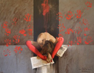 quadro raffigurante una donna rannacchiata davanti a dei fogli con le gambe tinte di rosso e intorno importne delle mani rosse