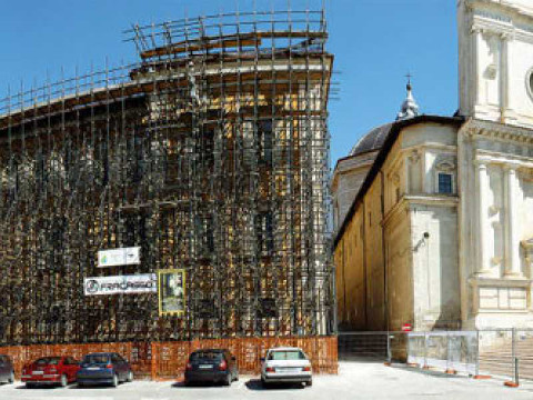 un edificio transennato