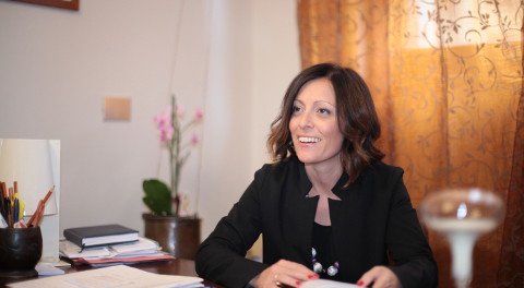 la psicoterapeuta Elena Gualtieri nel suo studio