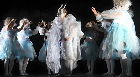 attori dell'aaccademia di canto moderno di siena con costumi di scena