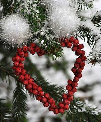 decorazione natalizia a forma di cuore appesa a un albero