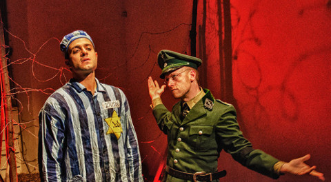 attori che interpretano un nazista eun ebreo in un campo di sterminio