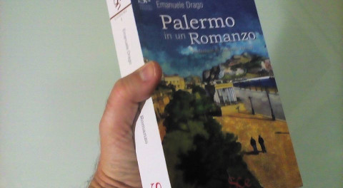 mano che tiene Palermo in un romanzo di Emanuele Drago