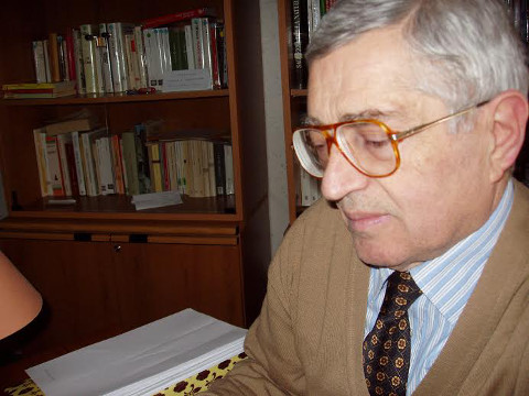 Luigi Casale mentre legge