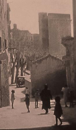 foto d'epoca con persone in una strada di Cagliari