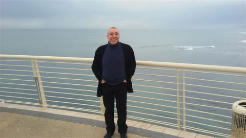 carmelo musumeci davanti al mare