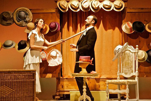attore in scena con Il cappello di paglia di Firenze