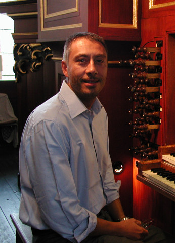 Roberto Canali davanti a un organo