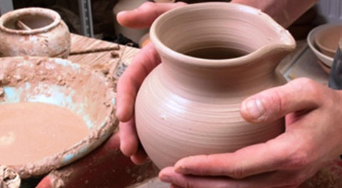mani lavorano un vaso di ceramica