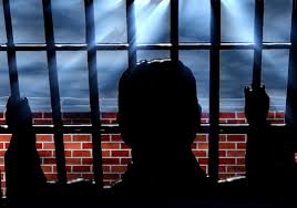 detenuto dietro le sbarre di un carcere