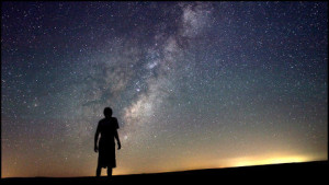 donna che guarda il cielo