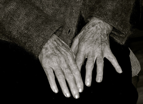 mani di anziana