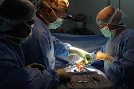 medici in sala operatoria