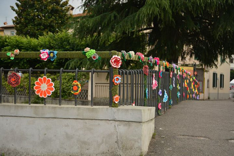 ponte decorato con Urban Knitting a Barberino
