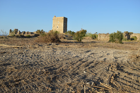 pulizia con le ruspe nel borgo medievale di Campofelice