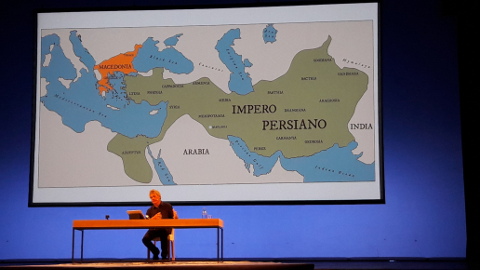 Baricco mostra una mappa con la Macedonia e l'impero persiano