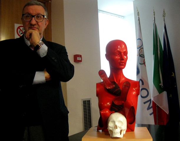 francesco guadagnuolo con sua scultura contro femminicidio