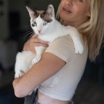 Eva Kisimova: la passione per i gatti della Modella Medium